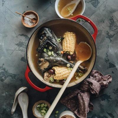 Món ăn bổ dưỡng mỗi ngày: Cách hầm gà ác với đậu đen